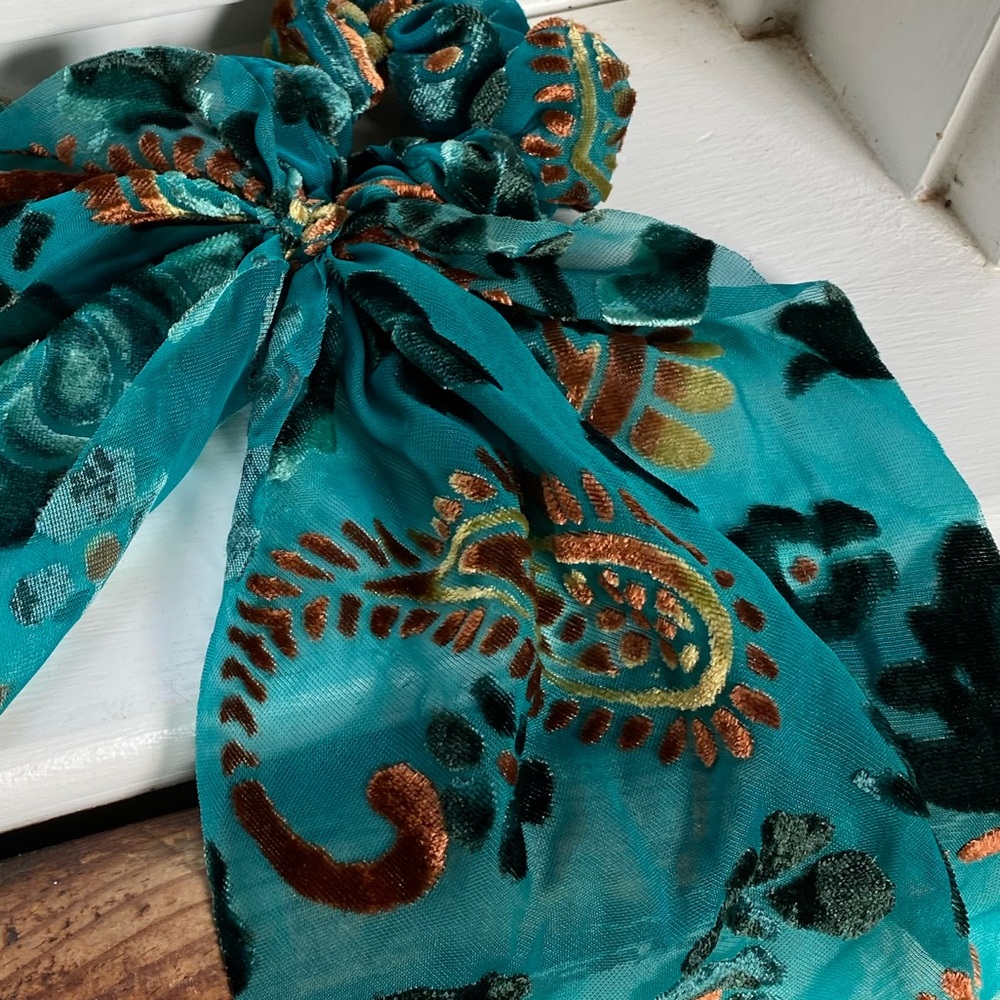 Anthropologie  Laura Green Velvet Hair Scarf